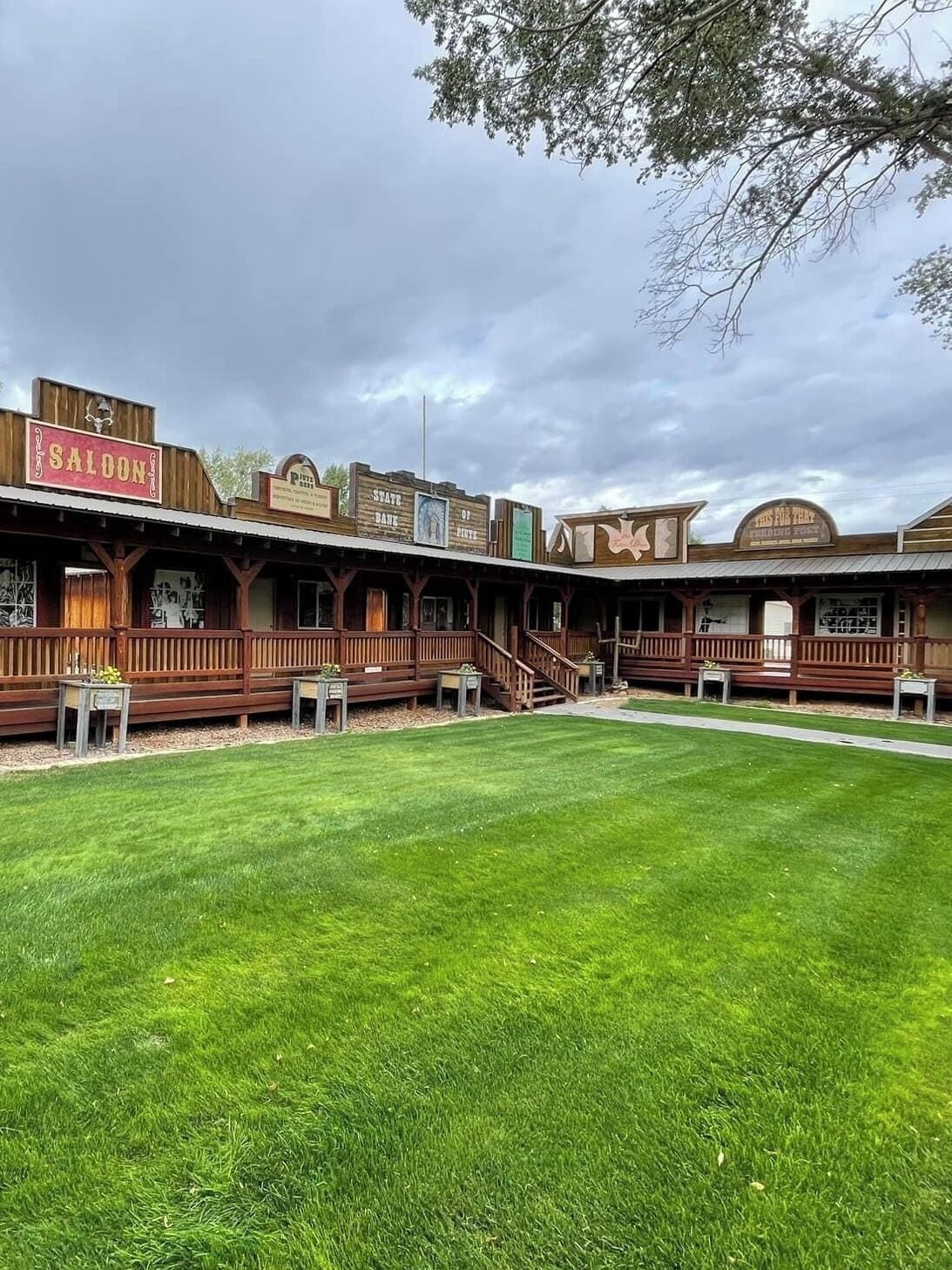 笔记本电脑工作区、免费 WiFi