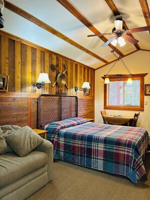 Comfort Cabin #7 TNT Blasting Co. | Laptop workspace, free WiFi - Moore's Old Pine Inn (Marysvale)