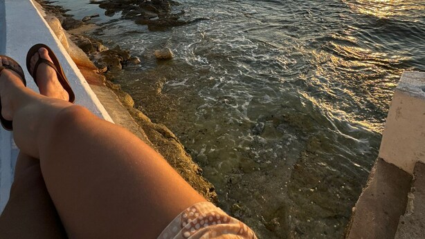 A person relaxing by a seaside with a view of the ocean and a sunset. - Welch Cabin - A License to Chill (Kalama)