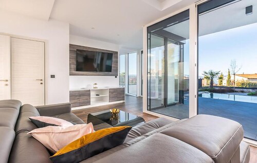 Awesome home in Malinska with sauna