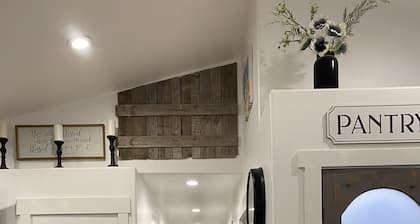 Charming 3-bedroom farmhouse with WiFi, AC and heating in wonderful Washburn