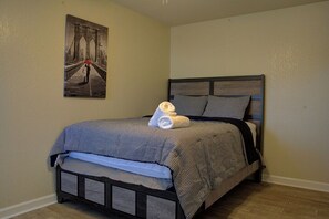 4 habitaciones, escritorio y tabla de planchar con plancha 