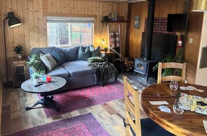 Téléviseur connecté, foyer, livres