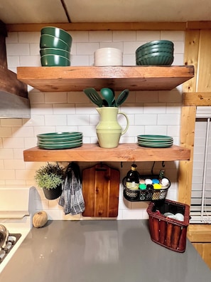 Kylskåp, mikrovågsugn, ugn och spishäll