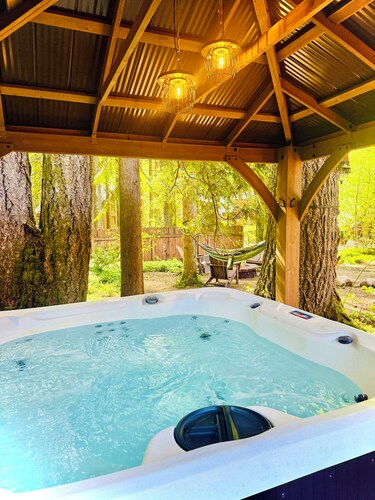 Vintage Mt. Hood Cabin! Hot Tub, Fire Pit & Pet Friendly