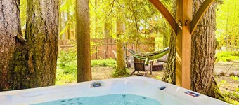 Vintage Mt. Hood Cabin! Hot Tub, Fire Pit & Pet Friendly
