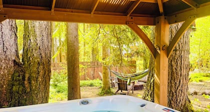 Vintage Mt. Hood Cabin! Hot Tub, Fire Pit & Pet Friendly