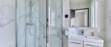 Douche, séchoir à cheveux, serviettes fournies