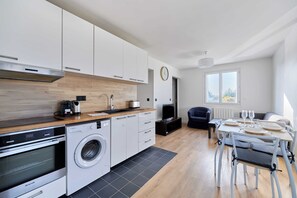 Kühlschrank, Mikrowelle, Ofen, Wasserkocher mit Kaffee-/Teezubehör
