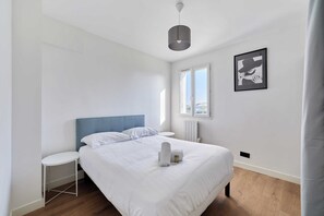 2 dormitorios, tabla de planchar con plancha, ropa de cama