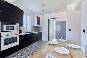 Fridge, microwave, oven, coffee/tea maker - Appartement Sérénité Normande - Welkeys (Cabourg)
