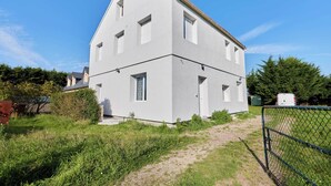 Un bâtiment à deux étages, doté d’un toit plat et d’un design simple et moderne.