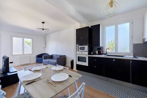 Kühlschrank, Mikrowelle, Ofen, Wasserkocher mit Kaffee-/Teezubehör