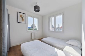 2 chambres, fer et planche Ă repasser, literie fournie