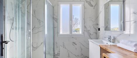 Douche, séchoir à cheveux, serviettes fournies