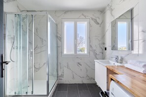 Shower, hair dryer, towels - Appartement Sérénité Normande - Welkeys (Cabourg)