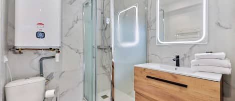 Douche, séchoir à cheveux, serviettes fournies