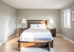 6 bedrooms, iron/ironing board, free WiFi, bed sheets - Spacious Home with modern style (Komoka)