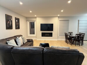 Smart TV, fireplace - Spacious Home with modern style (Komoka)