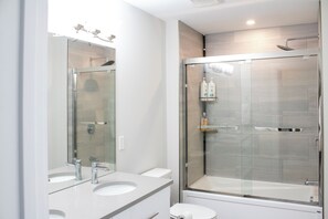 Sèche-cheveux, bidet, serviettes fournies, savon