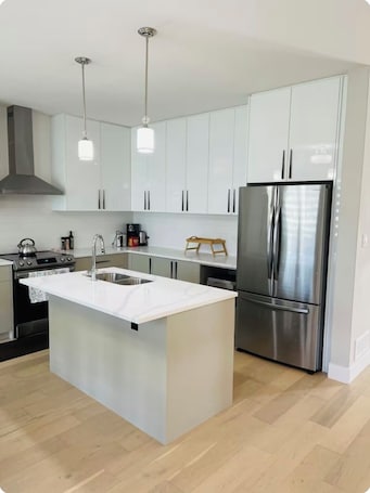 Fridge, microwave, oven, stovetop. Luxury with comfort