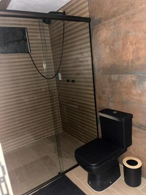 Dusj, håndklær, såpe og toalettpapir