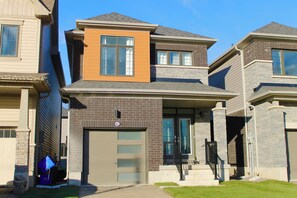 Exterior - Newly Built 3-bedroom house with WiFi, Parking and AC 15 mins to the Falls (Thorold)