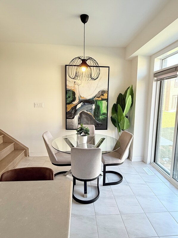 Dining - Newly Built 3-bedroom house with WiFi, Parking and AC 15 mins to the Falls (Thorold)