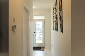 Interior - Newly Built 3-bedroom house with WiFi, Parking and AC 15 mins to the Falls (Thorold)