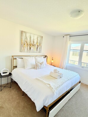 3 bedrooms, iron/ironing board, free WiFi, bed sheets - Newly Built 3-bedroom house with WiFi, Parking and AC 15 mins to the Falls (Thorold)