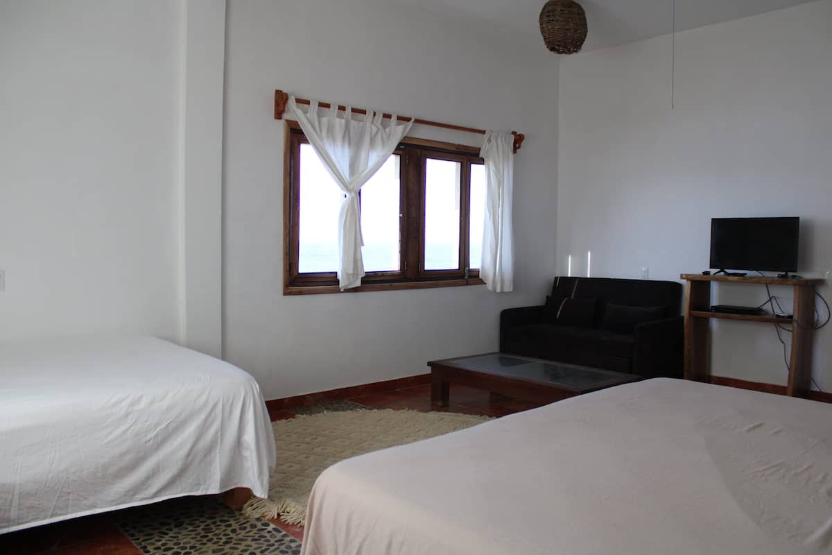 Quarto casal família, vista para o mar | Escrivaninha, Wi-Fi de cortesia