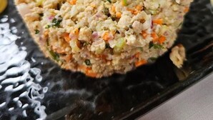 A dish with a creamy texture, garnished with parsley, served on a black plate. - Hotel Marshell (Chimo)