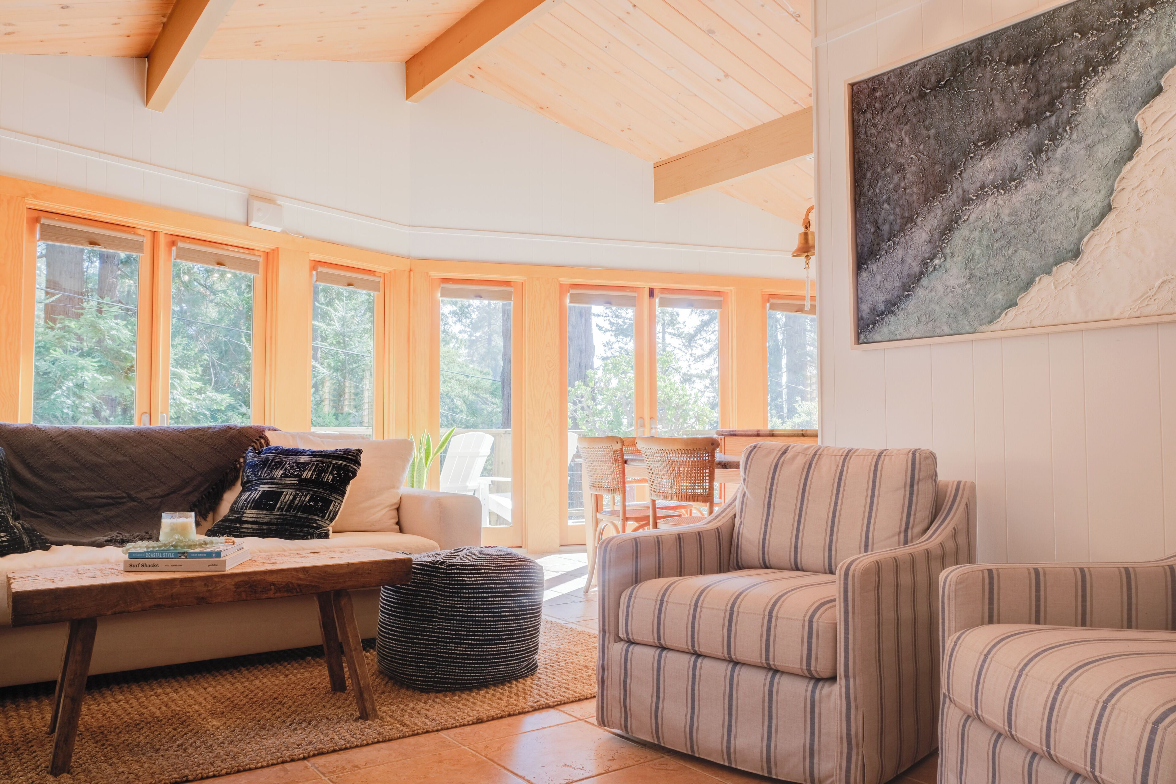 Smart-TV, Kamin, Bücher