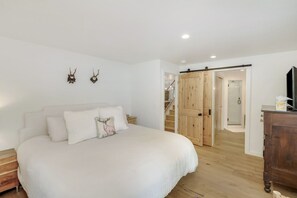 4 bedrooms, desk, free WiFi, bed sheets