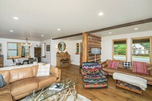 Smart TV, fireplace, books, stereo