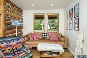 Smart TV, fireplace, books, stereo