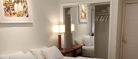 1 Schlafzimmer, Schreibtisch, BĂŒgeleisen/BĂŒgelbrett, Reisekinderbett