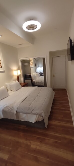 1 sovrum, skrivbord, strykjärn/strykbräda och resesäng