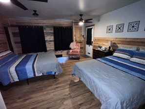 1 室のベッドルーム、デスク、アイロン / アイロン台、WiFi (無料)