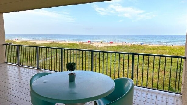Un balcó amb vista a la platja i l'oceà.