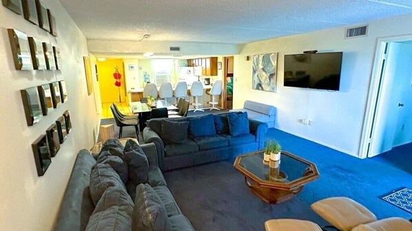 Living area - Two Bedroom Two Bath Beachfront Condo (South Padre Island)