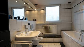 Haartrockner, Handtücher, Toilettenpapier
