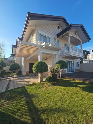 Exterior - Elegant 3BR Private Home with Panoramic City View, Close to SM Seaside Cebu (Talisay)