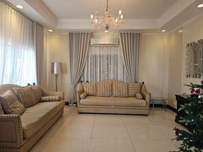 Smart TV, video games - Elegant 3BR Private Home with Panoramic City View, Close to SM Seaside Cebu (Talisay)