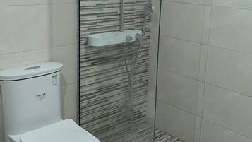 Bidé, toallas y papel higiénico