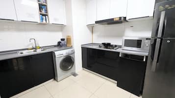 Een microgolfoven, een oven, een kookplaat