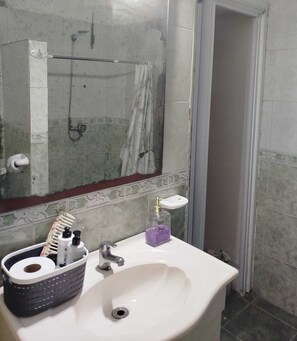Hair dryer, towels, soap, shampoo - Apartamento Privado con Baño en Suit (Montevideo)
