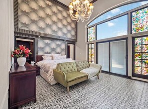4 bedrooms, iron/ironing board, WiFi, bed sheets