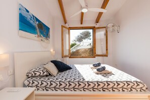 2 bedrooms, free WiFi, bed sheets - Apartment 'Apartamento Letitia' with Sea View, Shared Pool and Wi-Fi (Arenal d'en Castell)