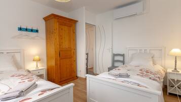 3 bedrooms, iron/ironing board, free WiFi, bed sheets